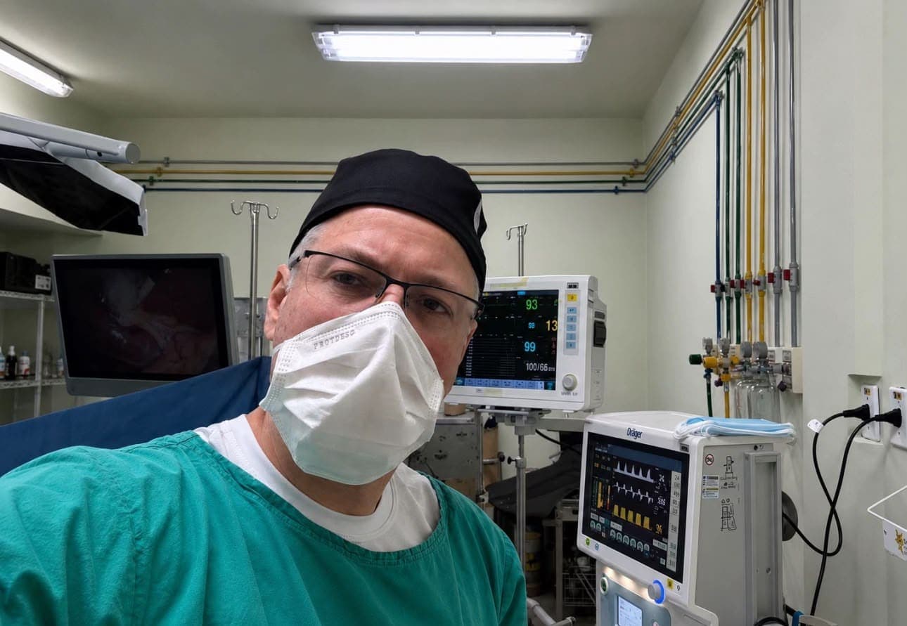 Dr. Ricardo Alencar no centro cirúrgico, com monitores de anestesia