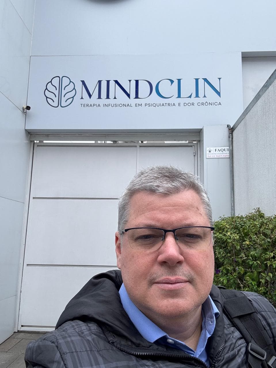 Dr. Ricardo Alencar na fachada da clínica MindClin