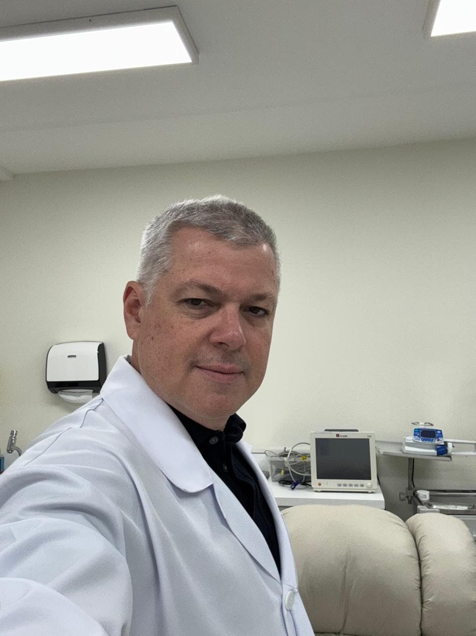 Dr. Ricardo Alencar na sala de infusão da MindClin